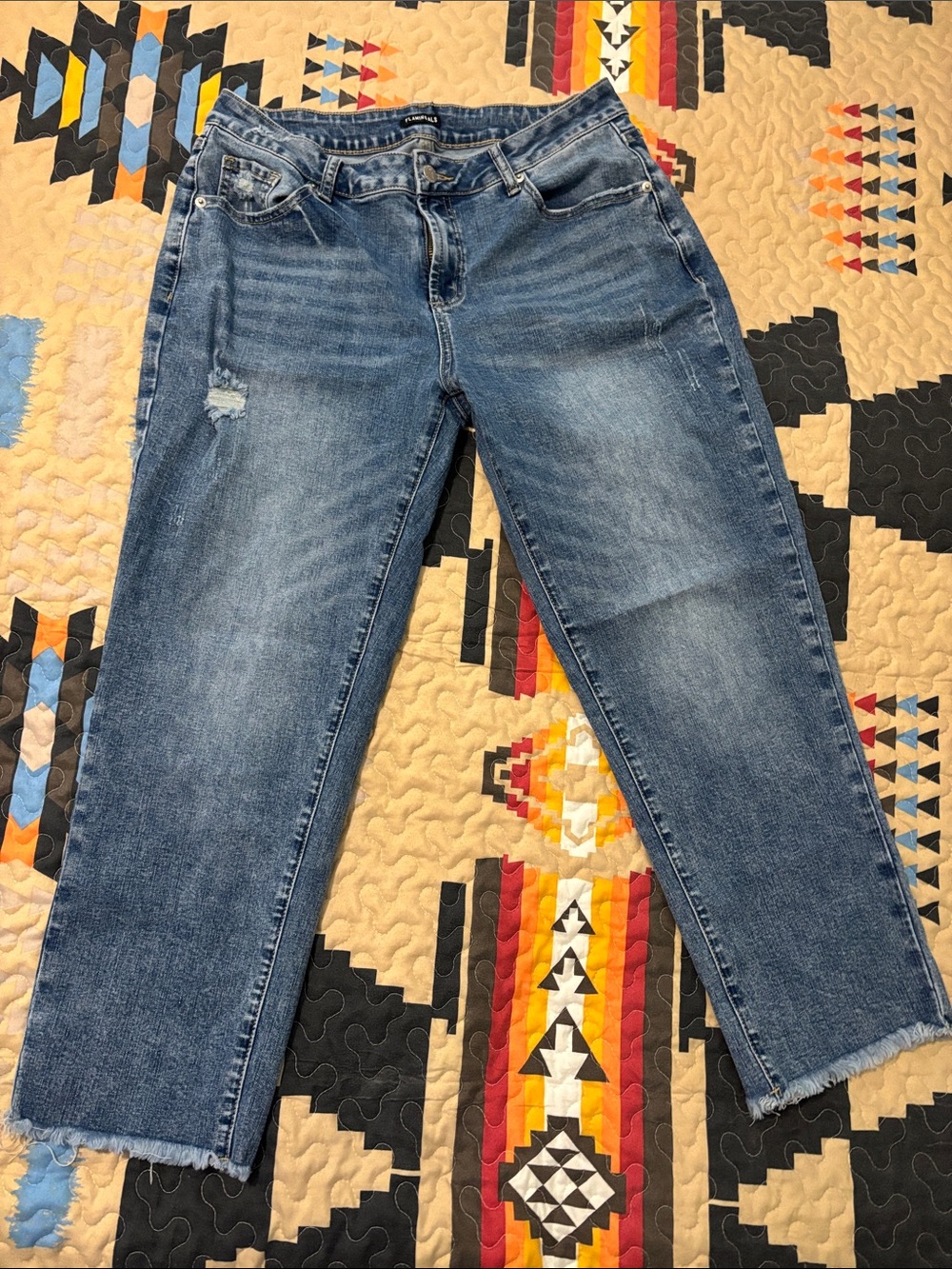 Women's Cropped Ankle Jeans in Washed Blue by Flamingals